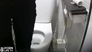 Spy toilet – Spy camera captures Japanese girls