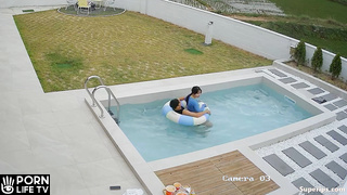 ﻿Korean Teenage Couple Groping The Pool