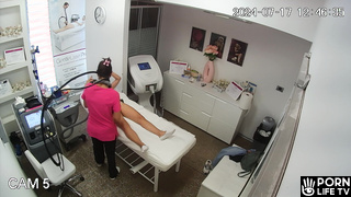 American Milf Finally Showed Her Tight Pussy In The Waxing Salon