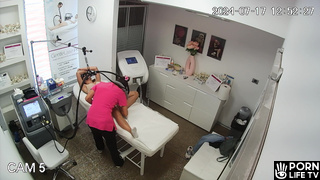 American Milf Finally Showed Her Tight Pussy In The Waxing Salon