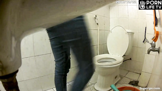  Girls Pissing