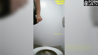  Girls Pissing