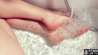 Masturbating in the bathtub and urethral toe insertion - TRAILER Part 1