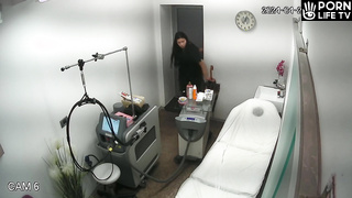 Amazing English brunette fancy girl shaving pussy in waxing salon