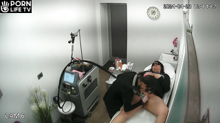 Amazing English brunette fancy girl shaving pussy in waxing salon