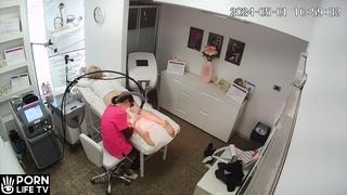 Old wife gets an orgasm during pussy shaving in Romanian wax salon