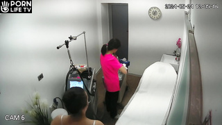 Naughty MILF gets an orgasm during depilation in Spanish beauty salon