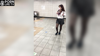 ロングヘアー黒ストッキング制服娘のパンチラ