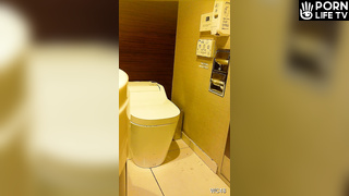 トイレオナニー盗撮 パンティーの上から指でグリグリ