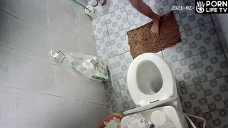  Girls Pissing