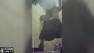  Girls Pissing