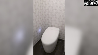 デパートのトイレでこっそりオナニーしちゃうJK140