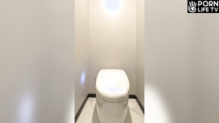 デパートのトイレでこっそりオナニーしちゃうJK146