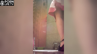  Girls Pissing